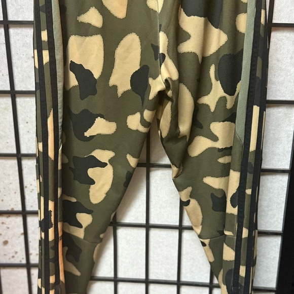 Adidas Camouflage Leggings in Green and Tan - Picture 1 of 3